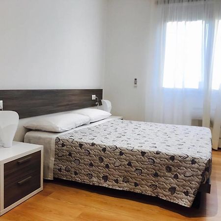 אוריסטאנו Four Rooms Guesthouse מראה חיצוני תמונה