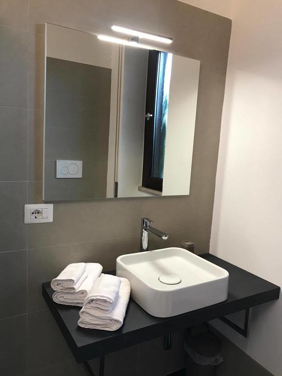 אוריסטאנו Four Rooms Guesthouse מראה חיצוני תמונה